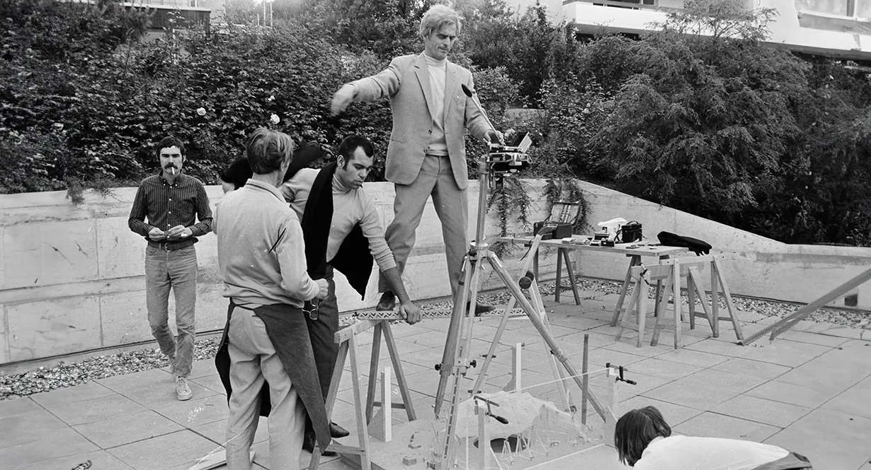 Frei Otto e equipe analisando um modelo em terraço, possivelmente para fotogrametria