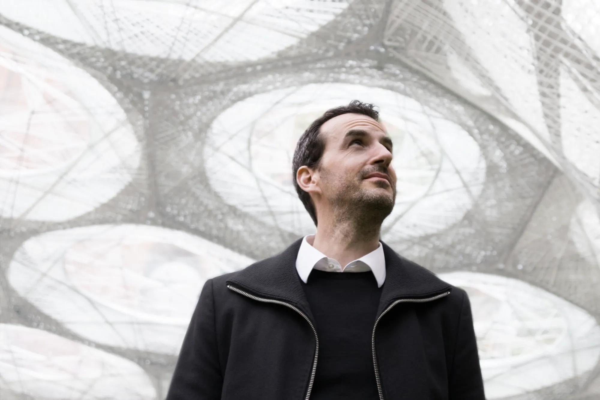Achim Menges retratado em frente ao Elytra Filament Pavilion