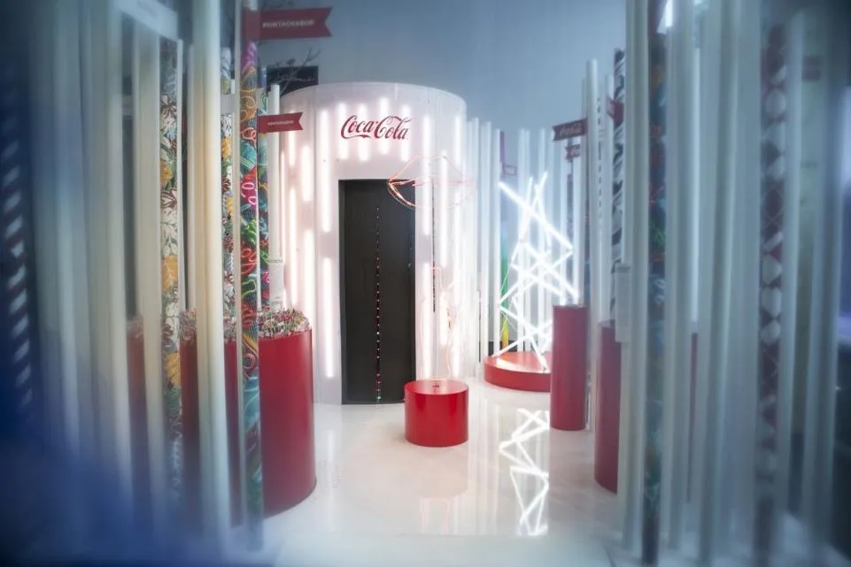 Instalação de tensegridade para Coca-Cola na SPFW 2016.