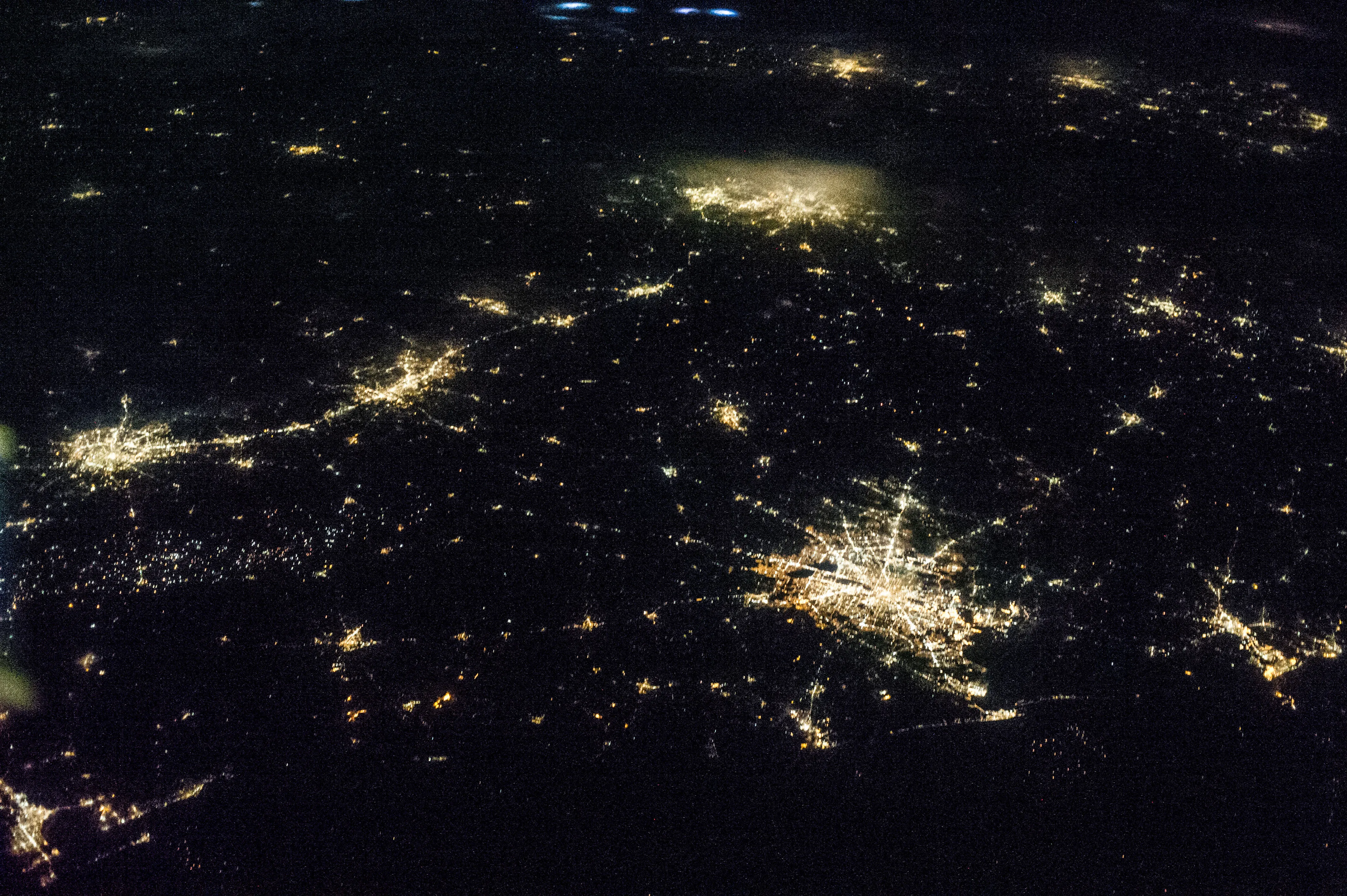 Vista noturna do Texas a partir da Estação Espacial Internacional, mostrando as luzes urbanas das quatro maiores áreas metropolitanas (Dallas-Fort Worth, Houston, San Antonio e Austin)