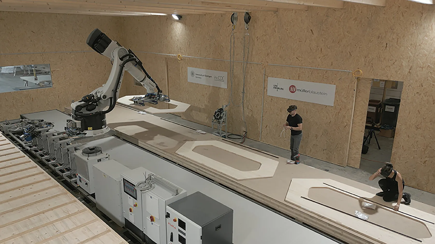 Plataforma robótica de fabricação para o livMatS Biomimetic Shell, painéis de madeira sendo manipulados por braço KUKA