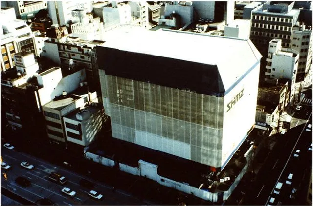 Figure 05 - View from the outside of the on-site factory (SMART) of the company Shimizu (Bock, 2015).