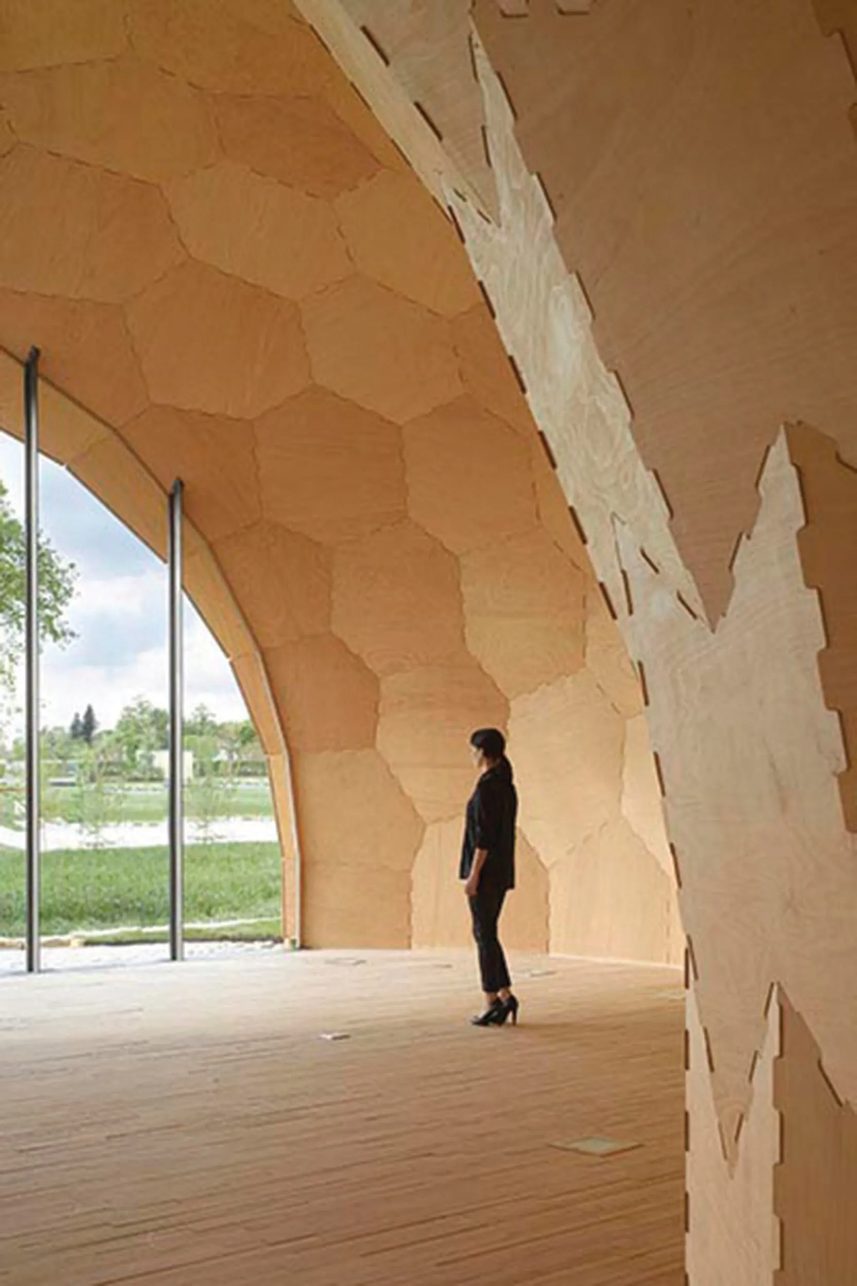 Landesgartenschau Exhibition Hall: Innenansicht des hexagonalen Sperrholzgewölbes