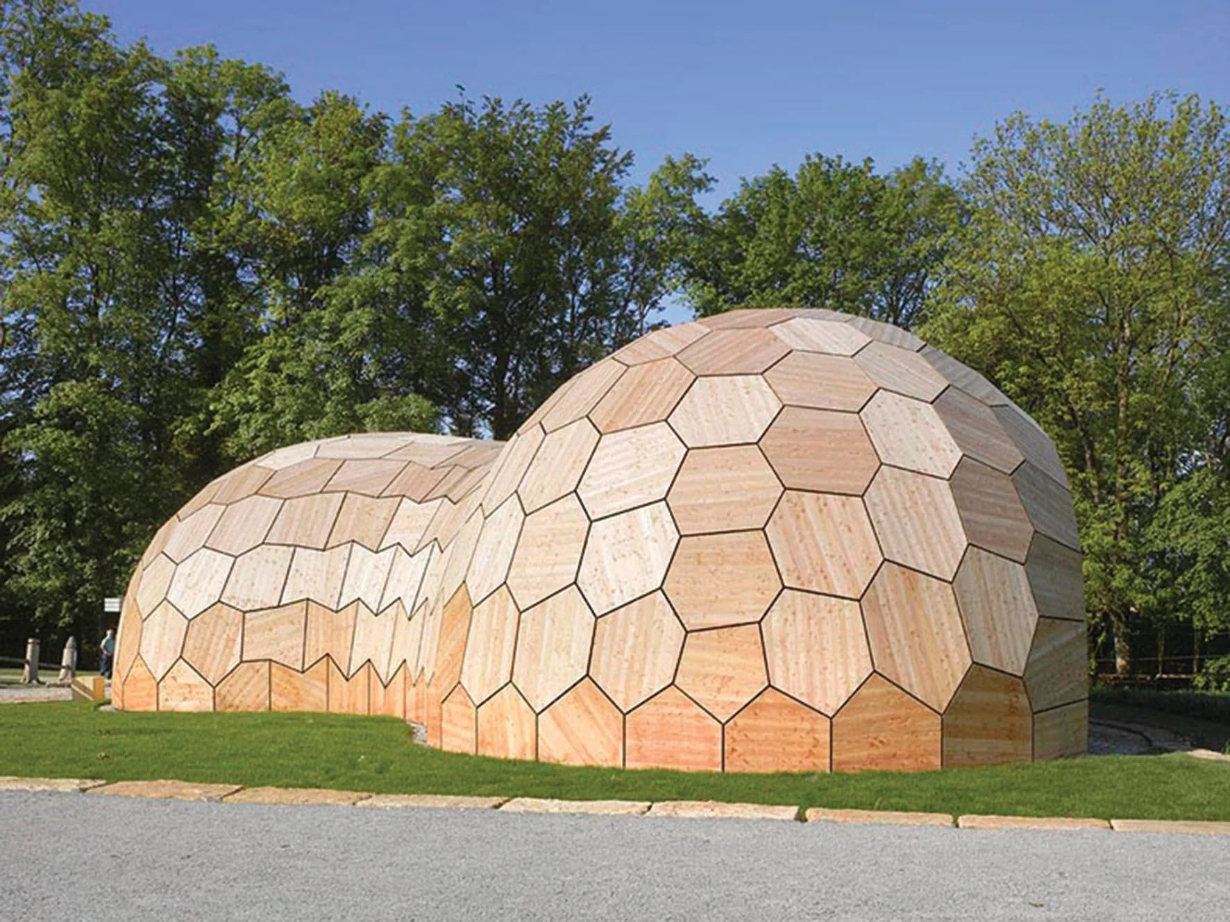 Landesgartenschau Exhibition Hall: Außenansicht der beiden hexagonalen Sperrholzkuppeln