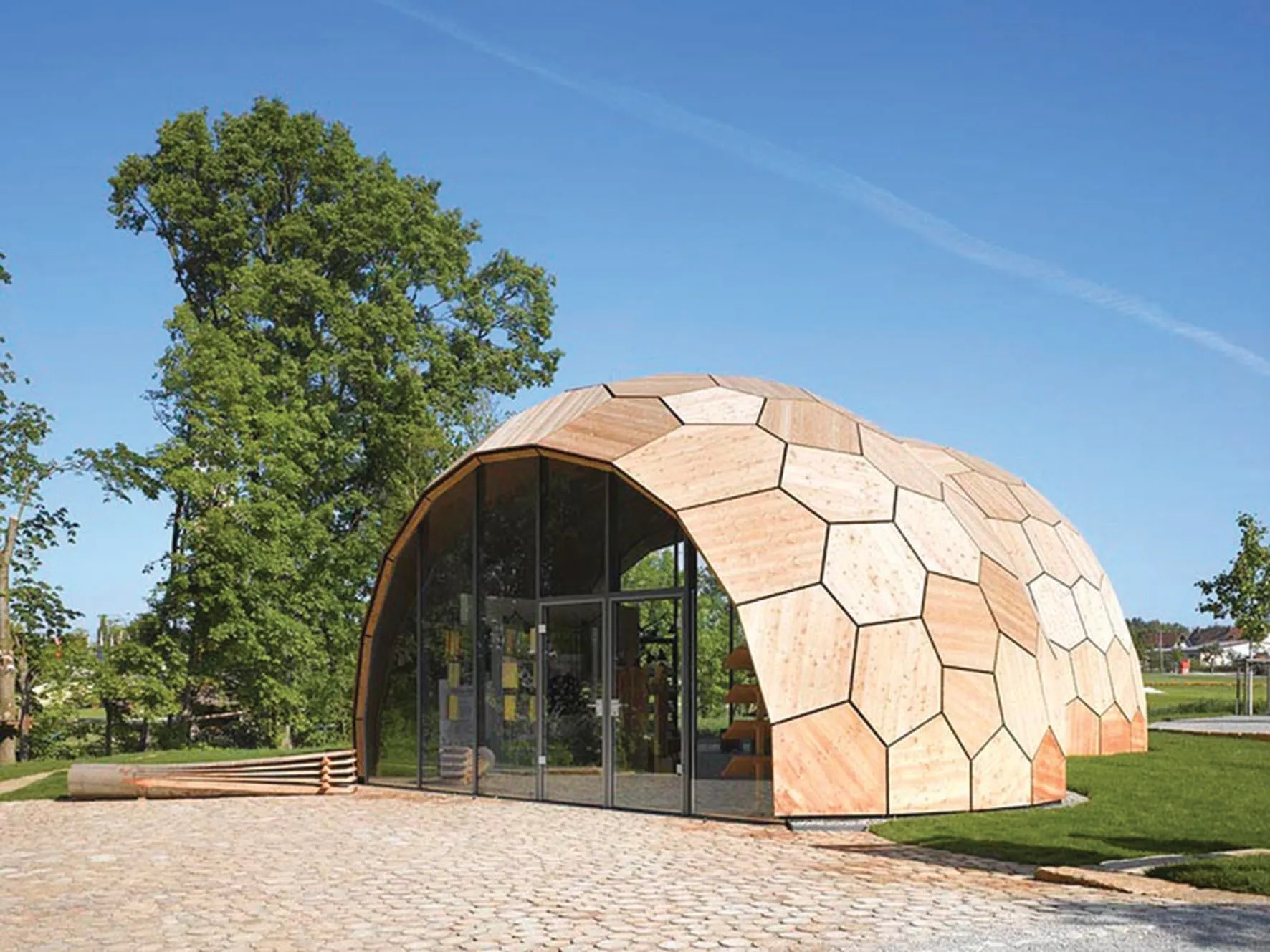 Landesgartenschau Exhibition Hall: Vorderansicht mit Glaseingang