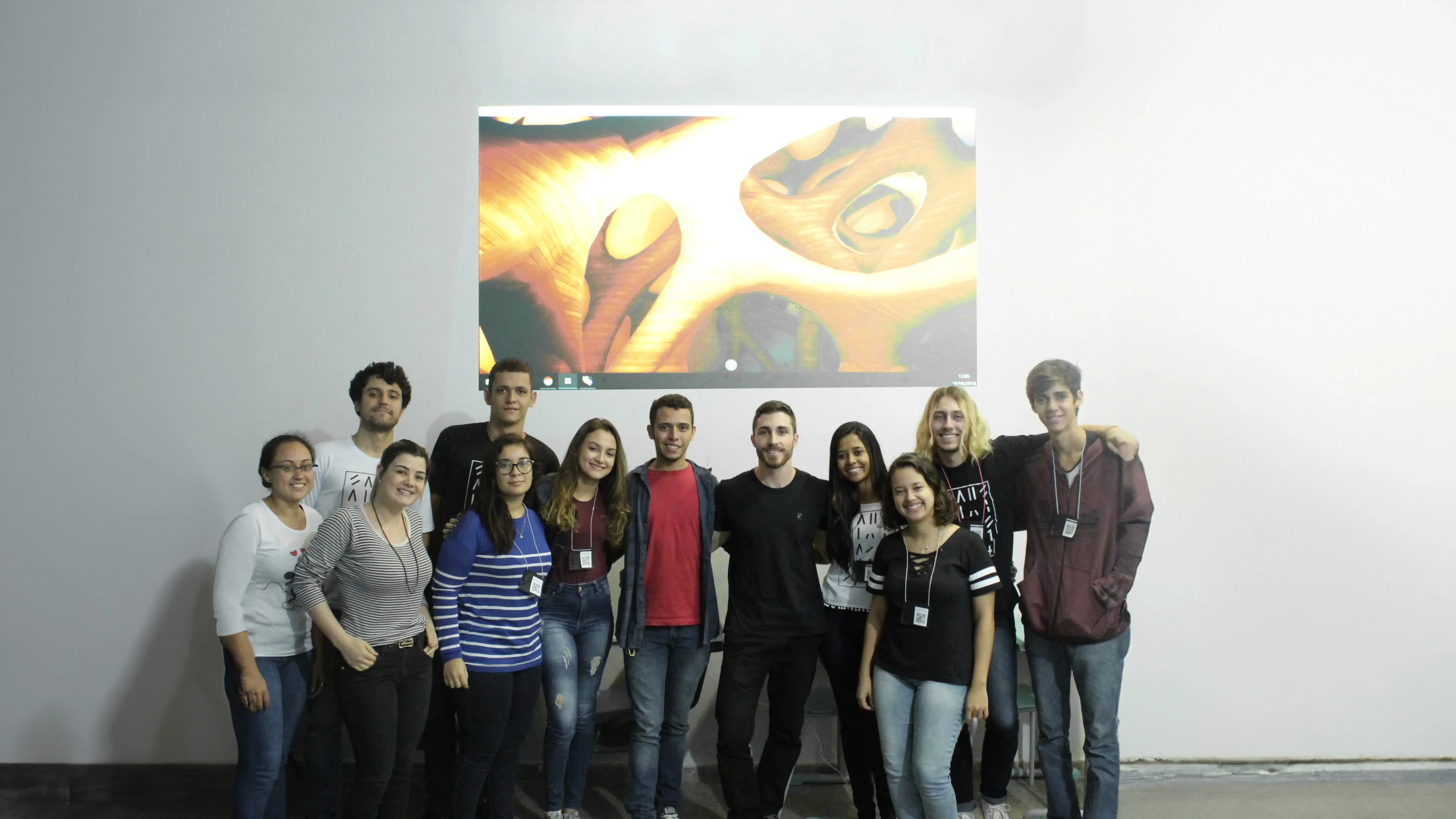 Todos os alunos reunidos com o resultado do workshop ao fundo.
