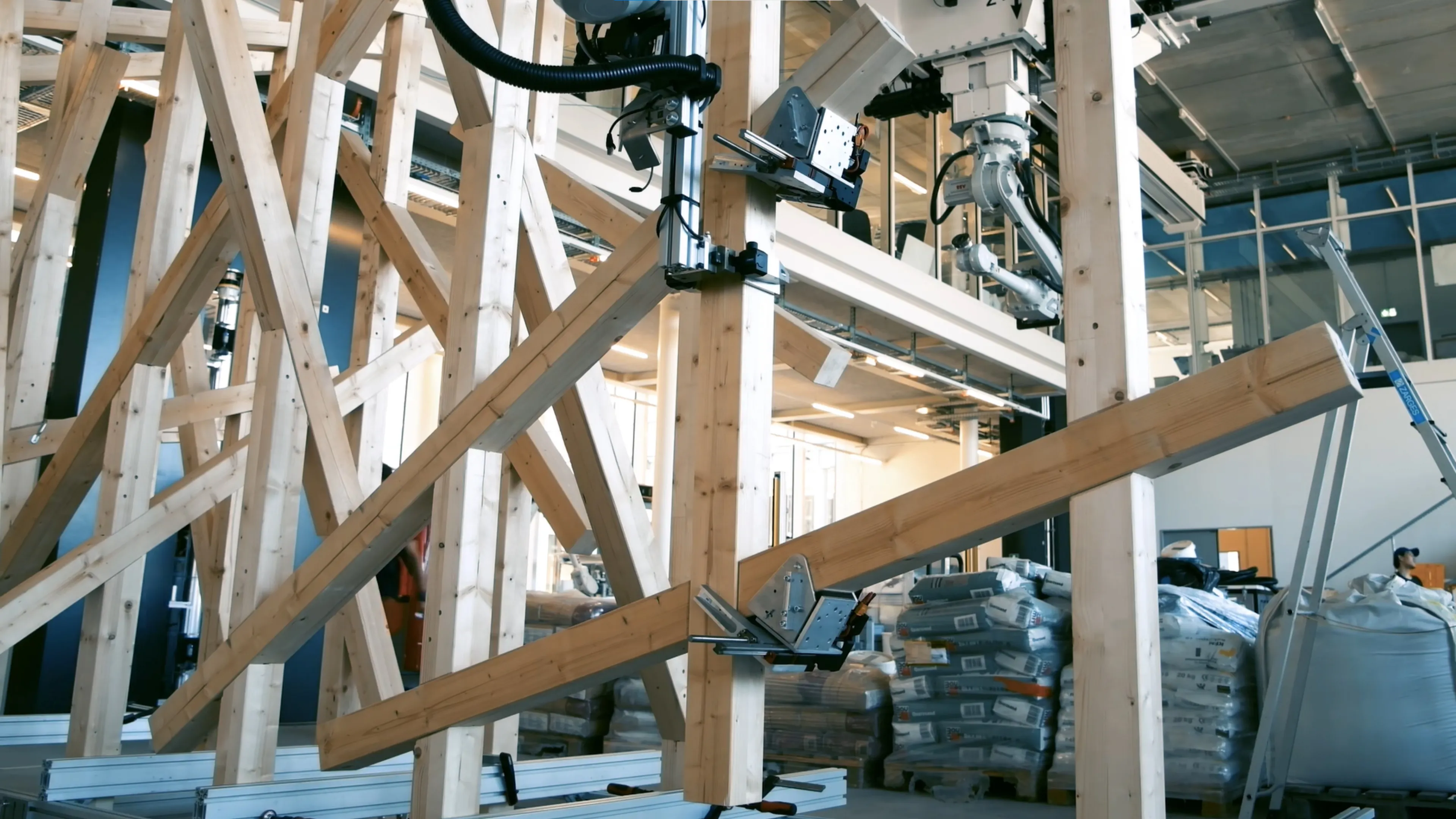 Abbildung 20 – Automatische Montage gefügter Holzstrukturen mit verteilten robotischen Klemmen (Leung et al., ETH Zürich, 2021).