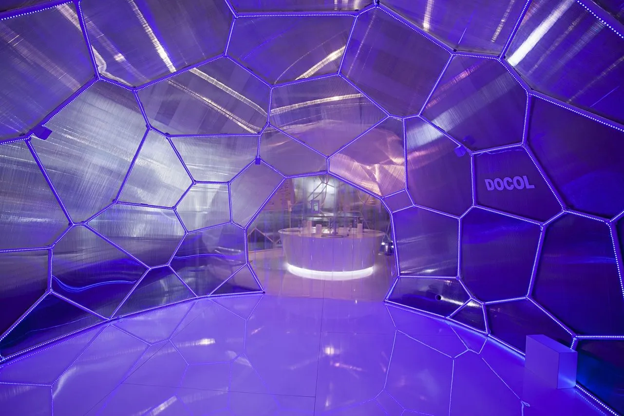 Foto des O3-Pavillons von der Seite.
Seitenansicht des O3-Pavillons.
© Gui Morelli