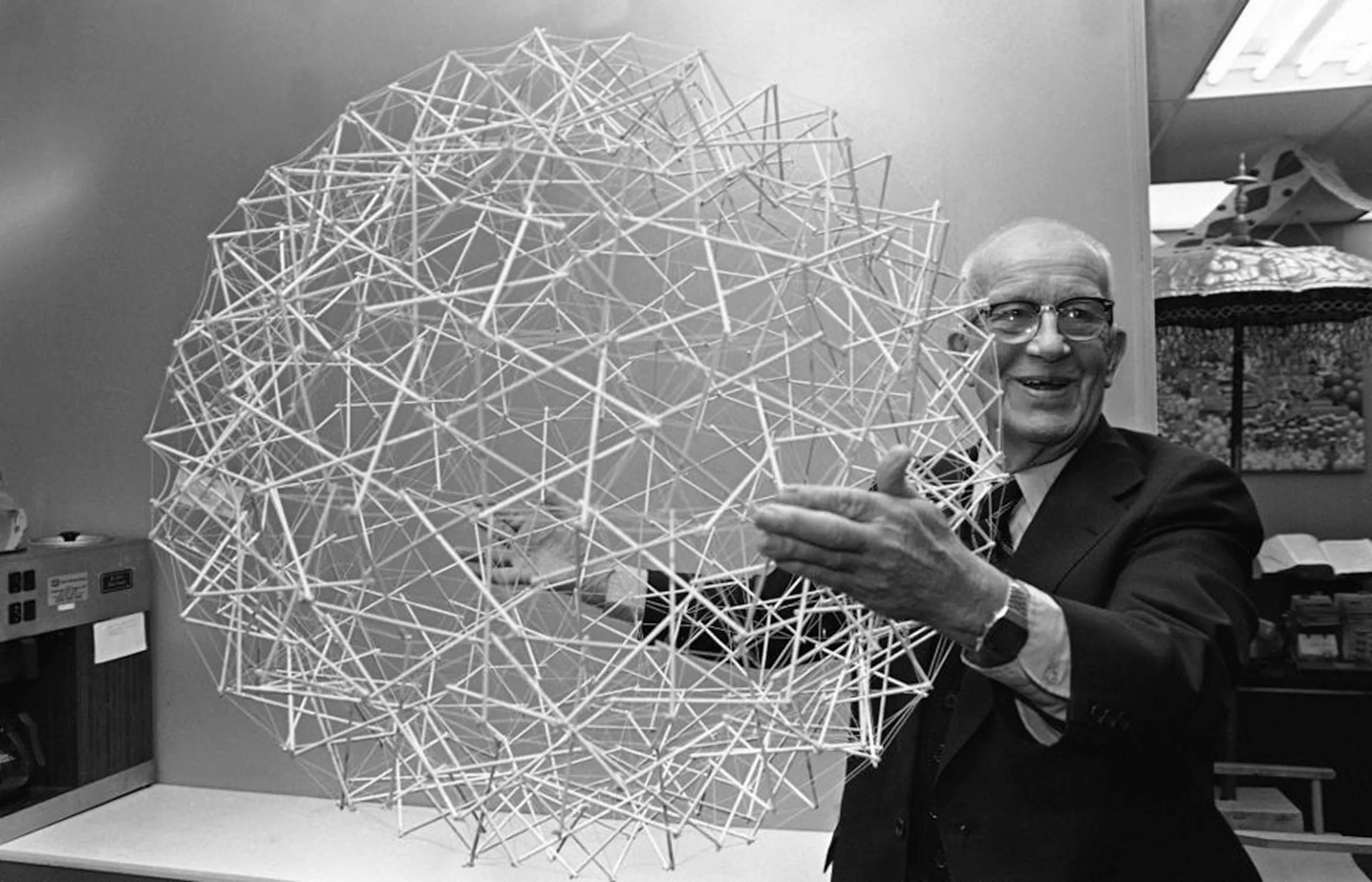 Buckminster Fuller hält eine Tensegrity