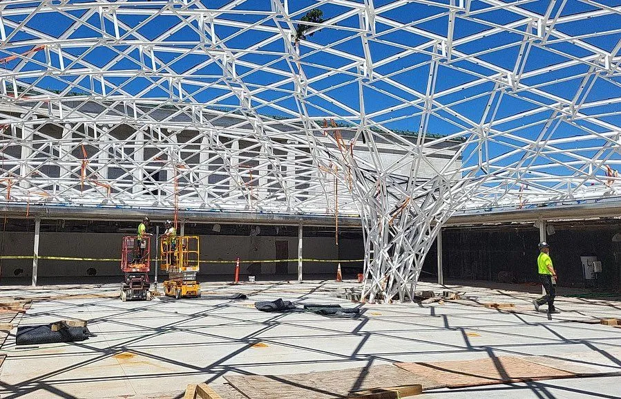 Interior do Common Sky em construção pouco antes da colocação da cobertura de vidro duplo.