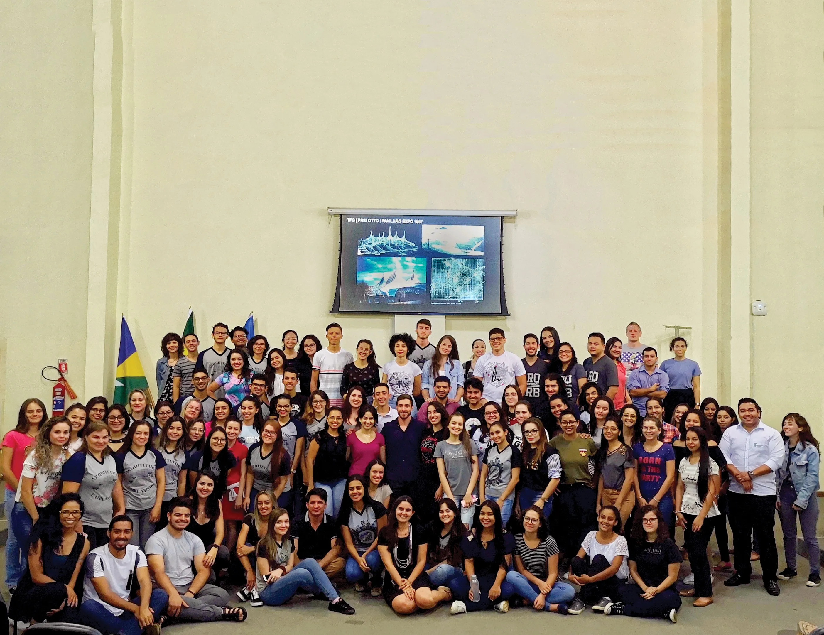 Gruppenfoto mit allen Schülern.