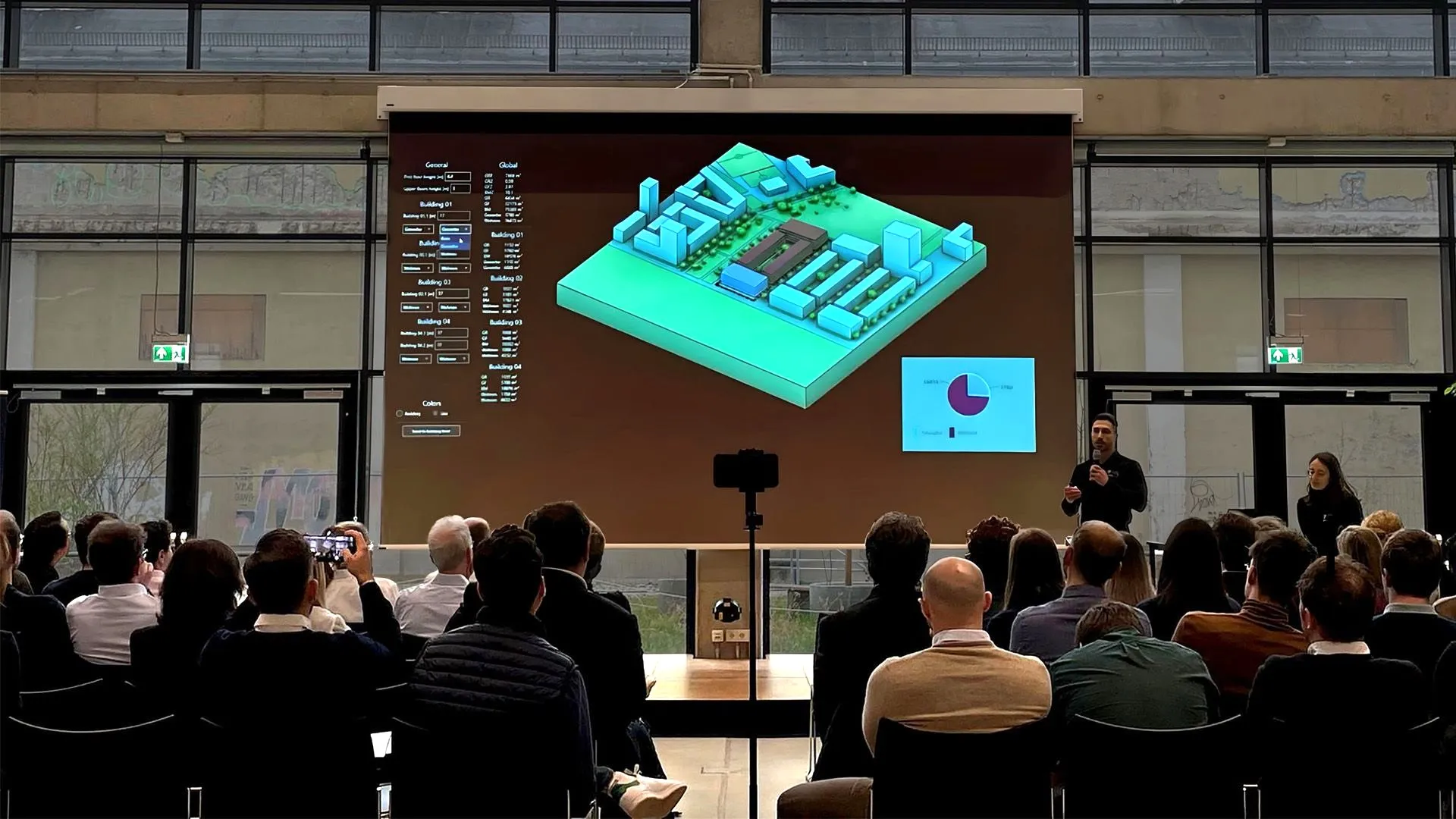 Daniel Nunes Locatelli und Julia Dorn präsentieren den BuildSystems-Workflow auf der Siemens-Konferenz.