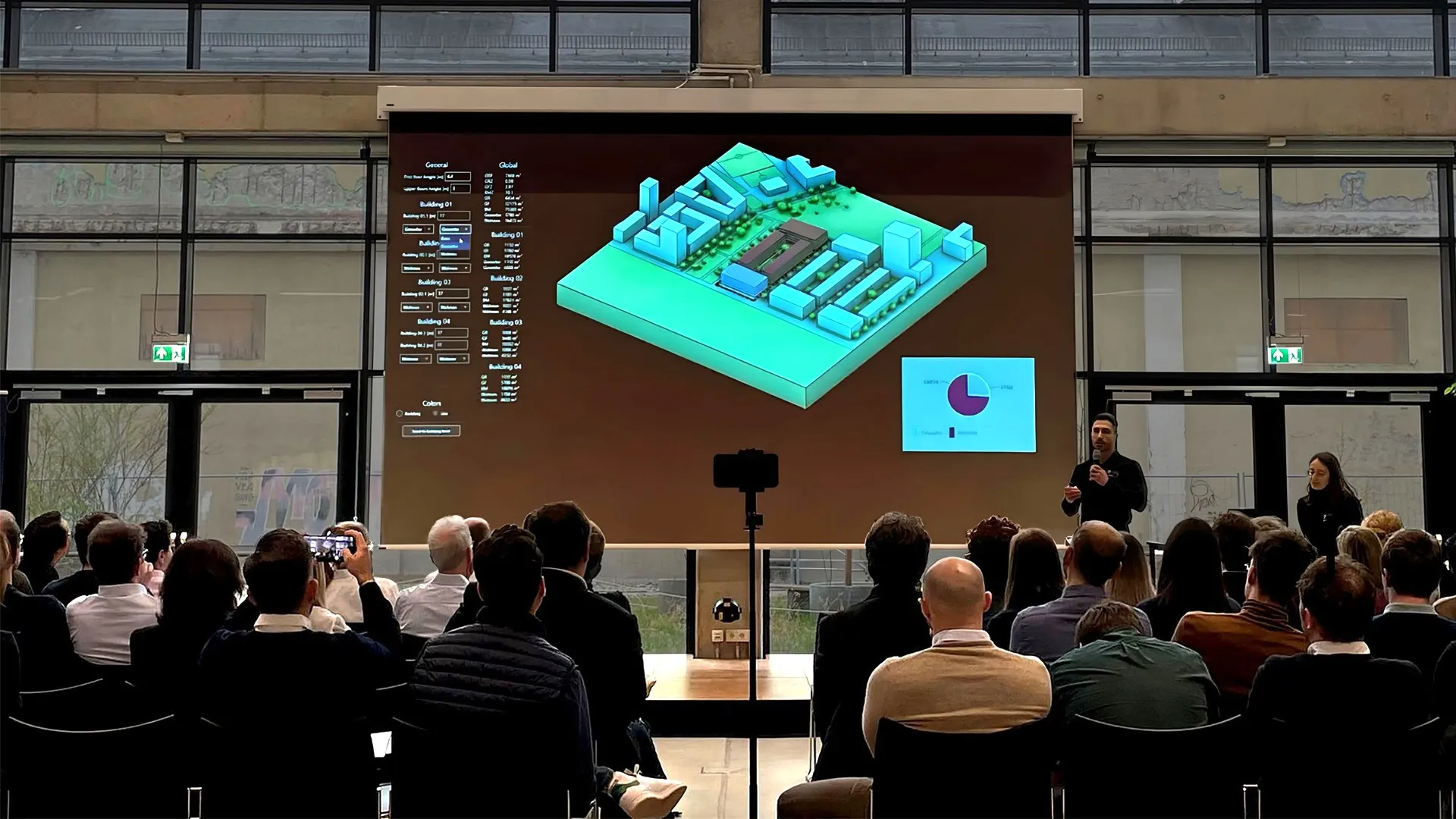 Daniel Nunes Locatelli präsentiert eines der von BuildSystems verwendeten Tools.