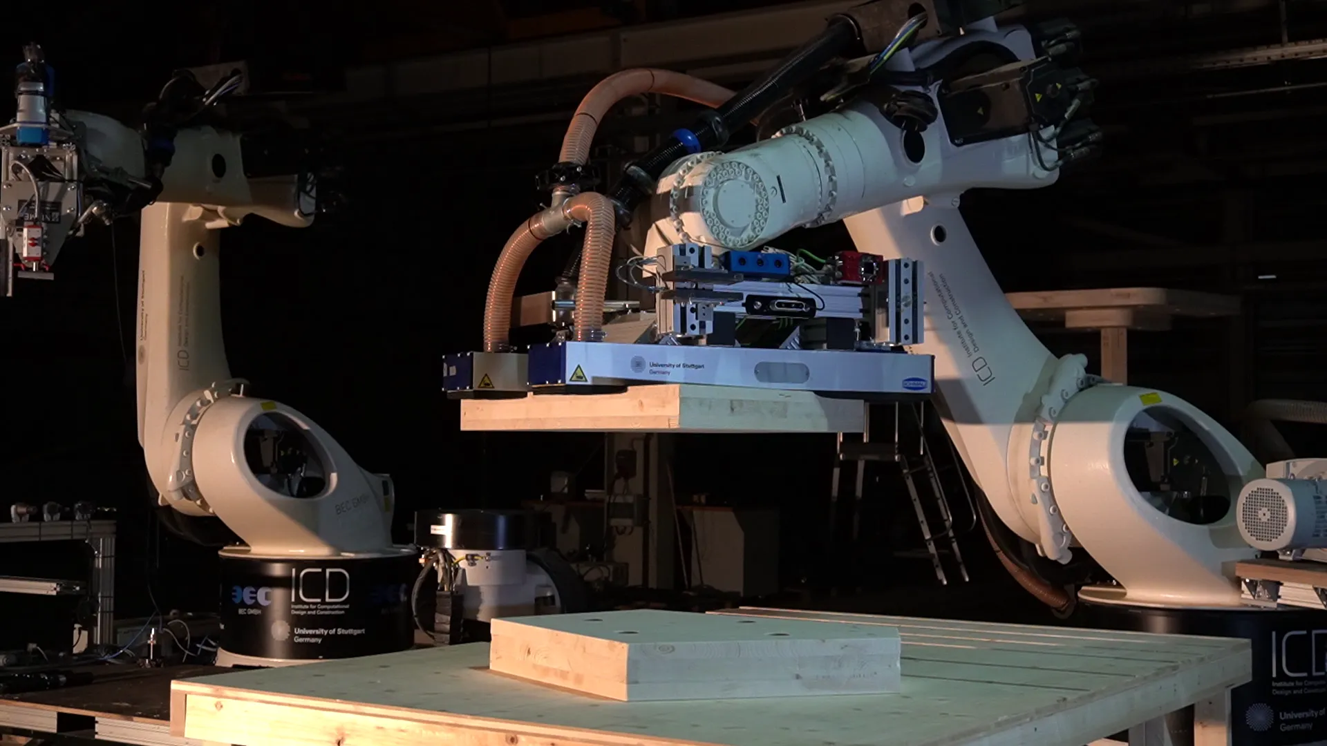 Abbildung 66 – Aufnahme der Holzplatte und Platzierung im Arbeitsbereich der mobilen Roboterplattform.