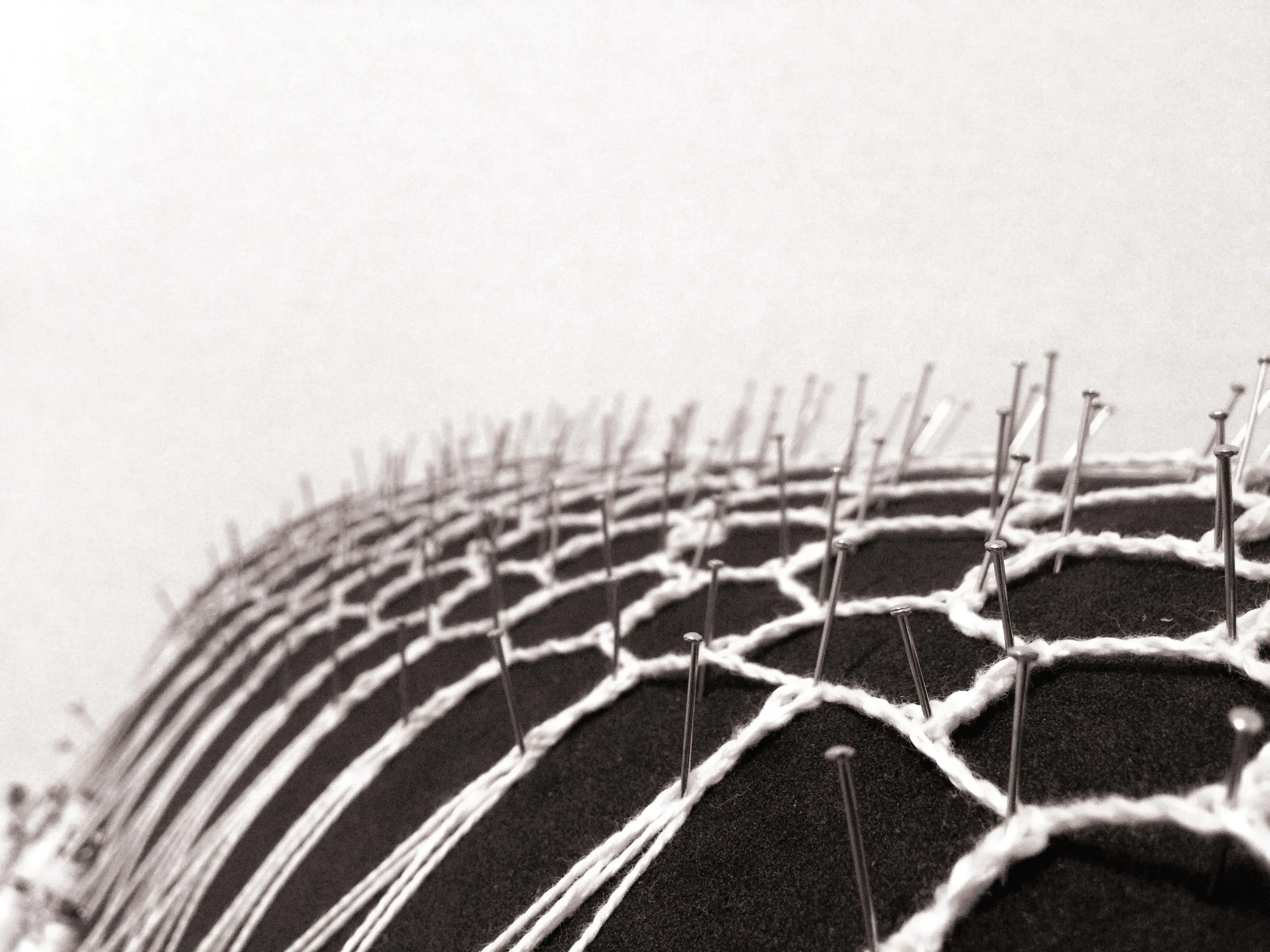 Detail des hexagonalen Klöppelspitze-Netzes