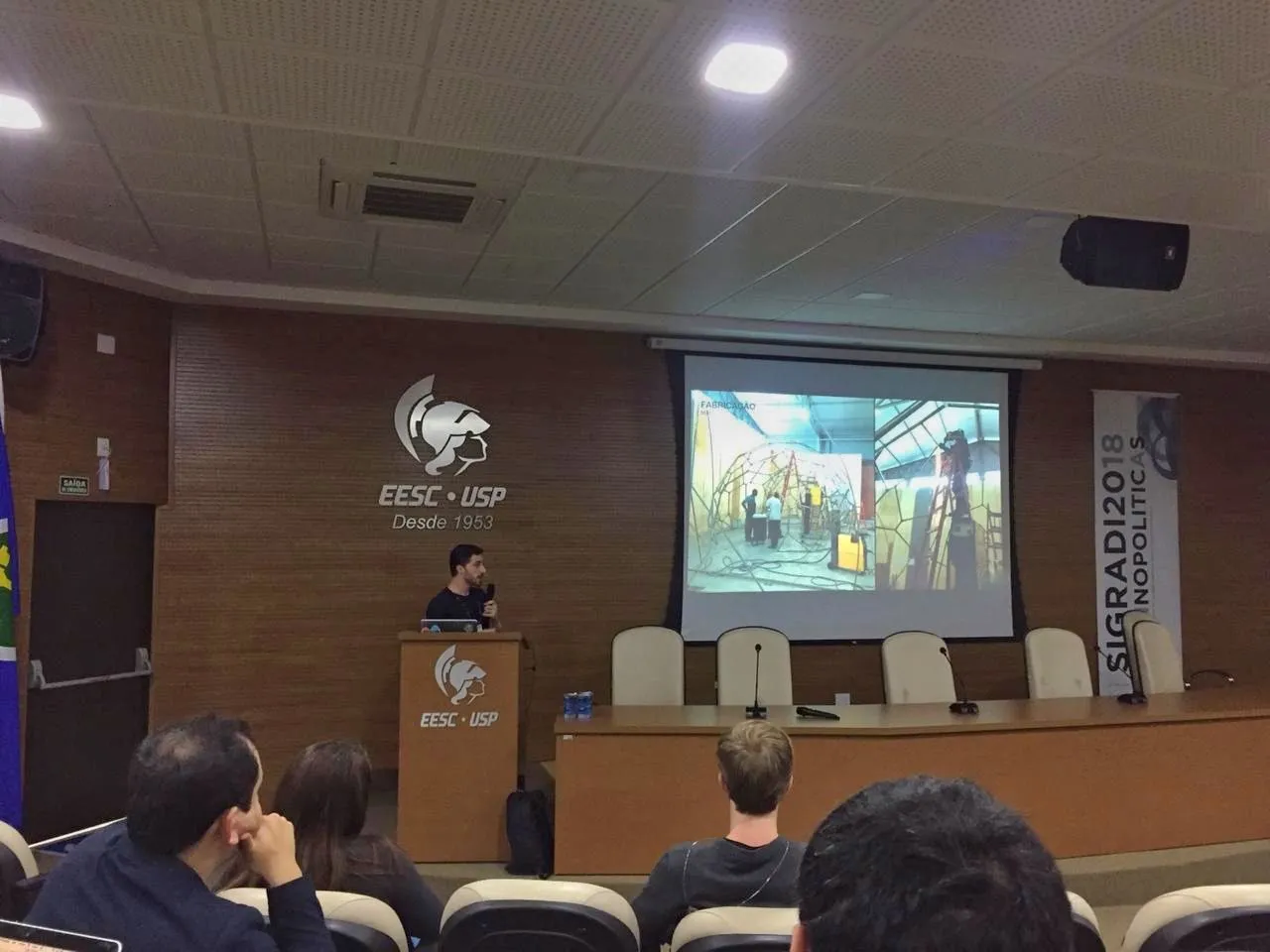 Foto de Daniel Locatelli apresentando o artigo na conferência SIGraDi 2018.