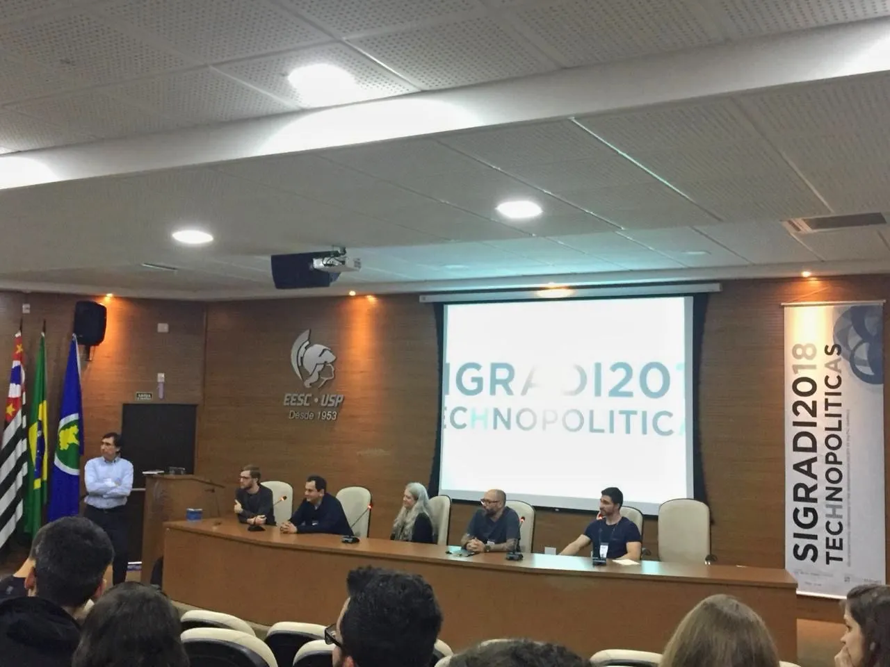 Foto dos cinco apresentadores no painel de discussão.