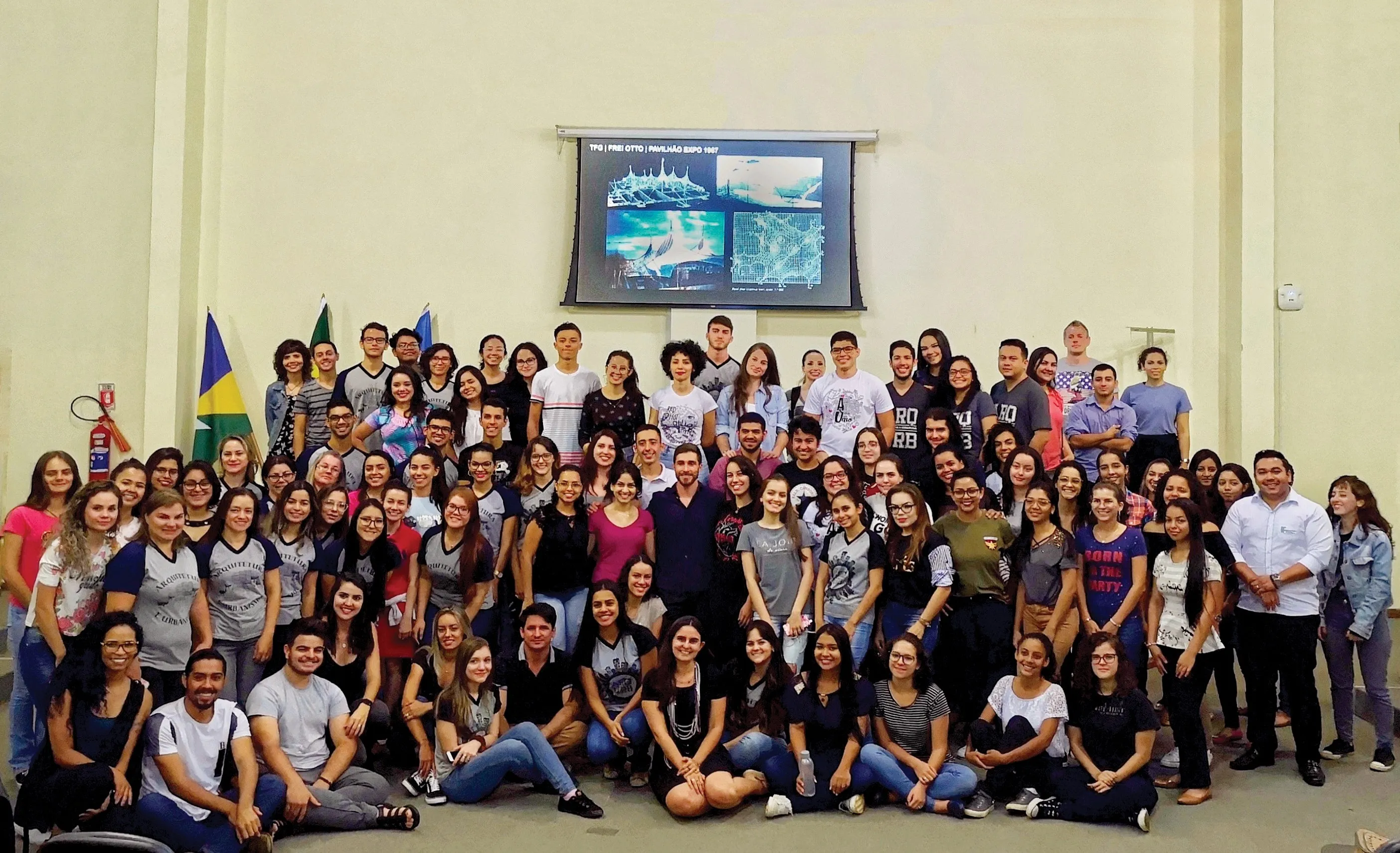 Todos os alunos reunidos em grupo.