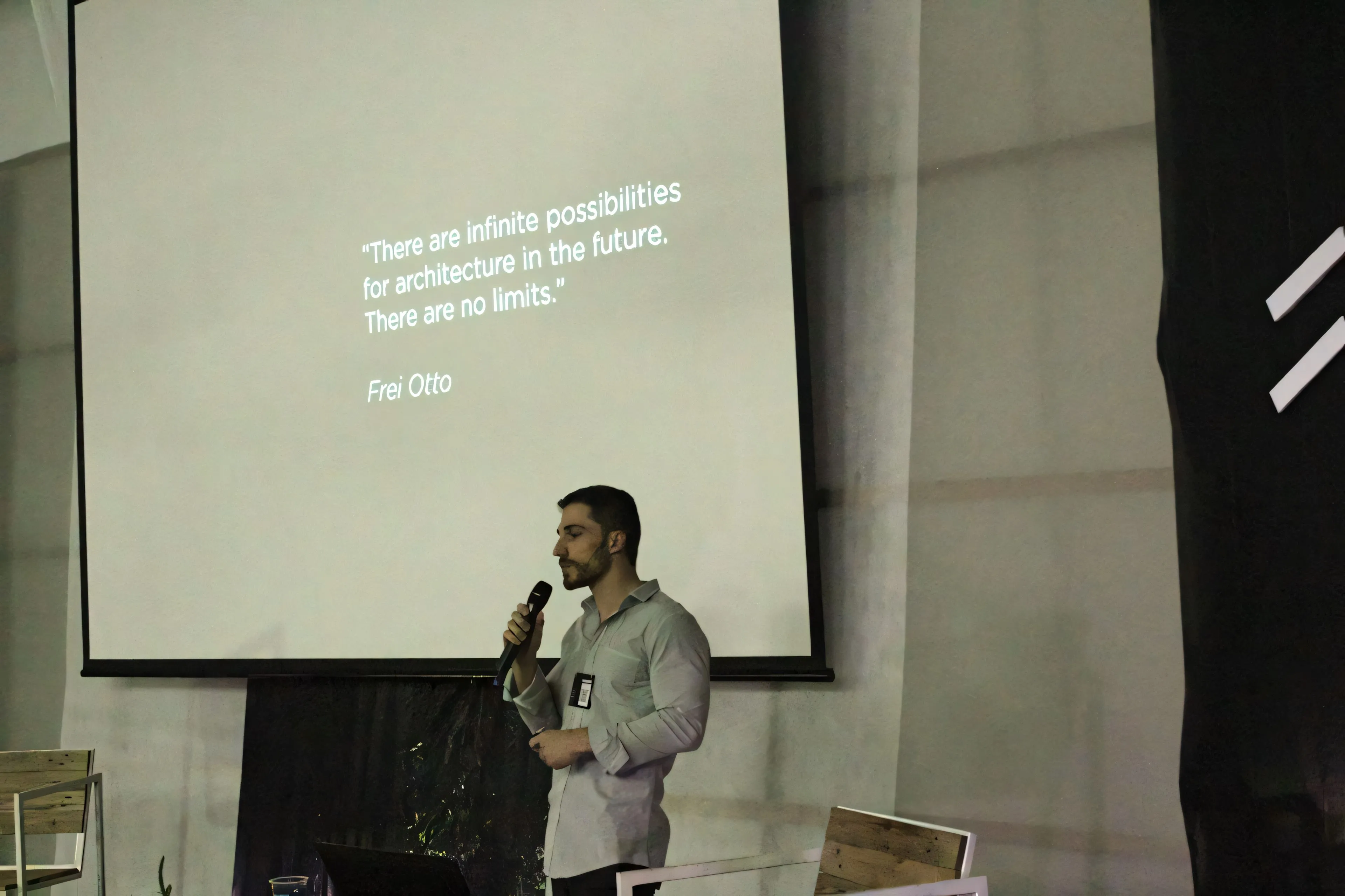 Daniel Locatelli apresentando uma citação de Frei Otto: “Há infinitas possibilidades para a arquitetura no futuro. Não há limites.”