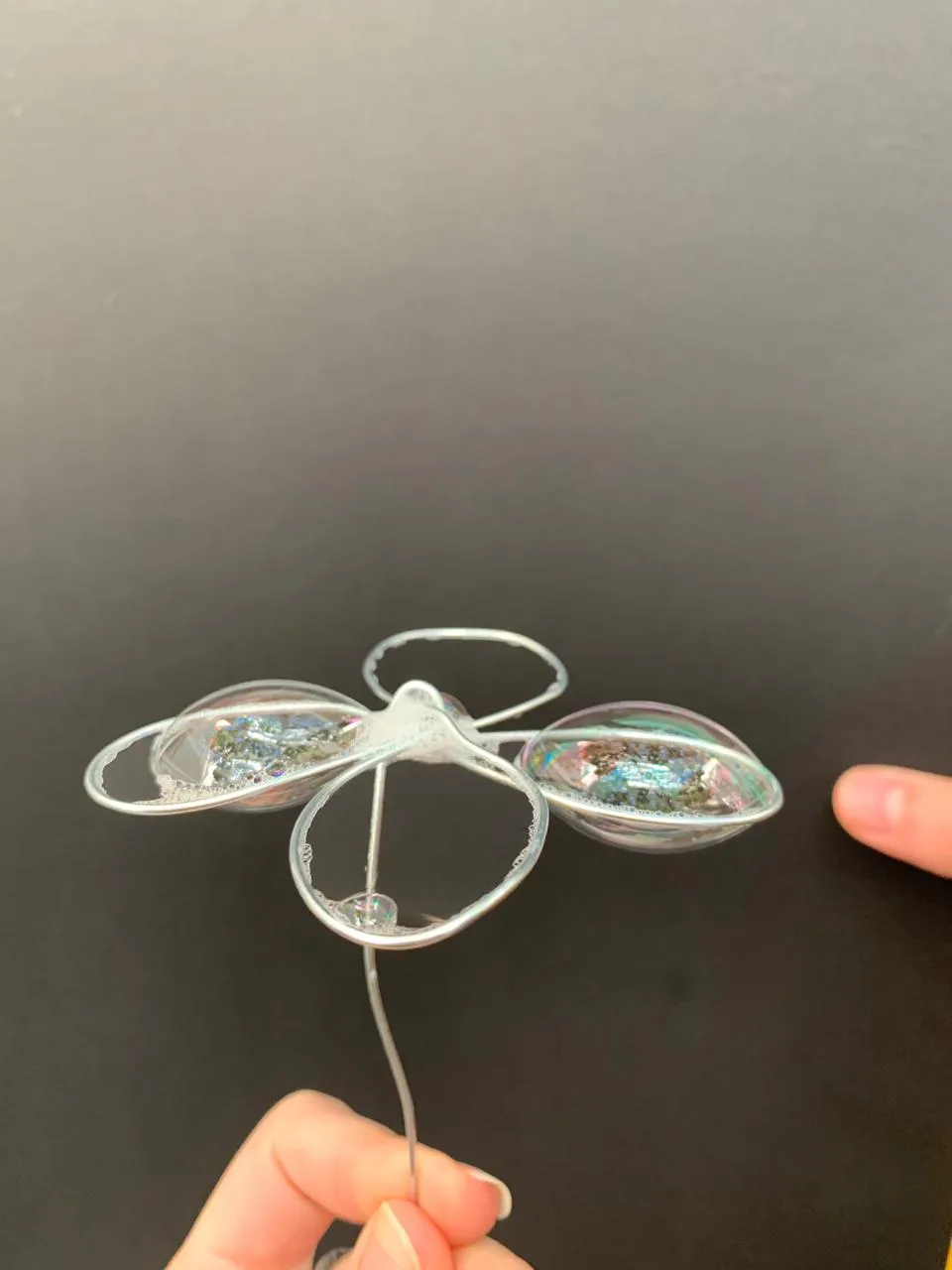 Filme de sabão revelando superfícies mínimas em laços de arame