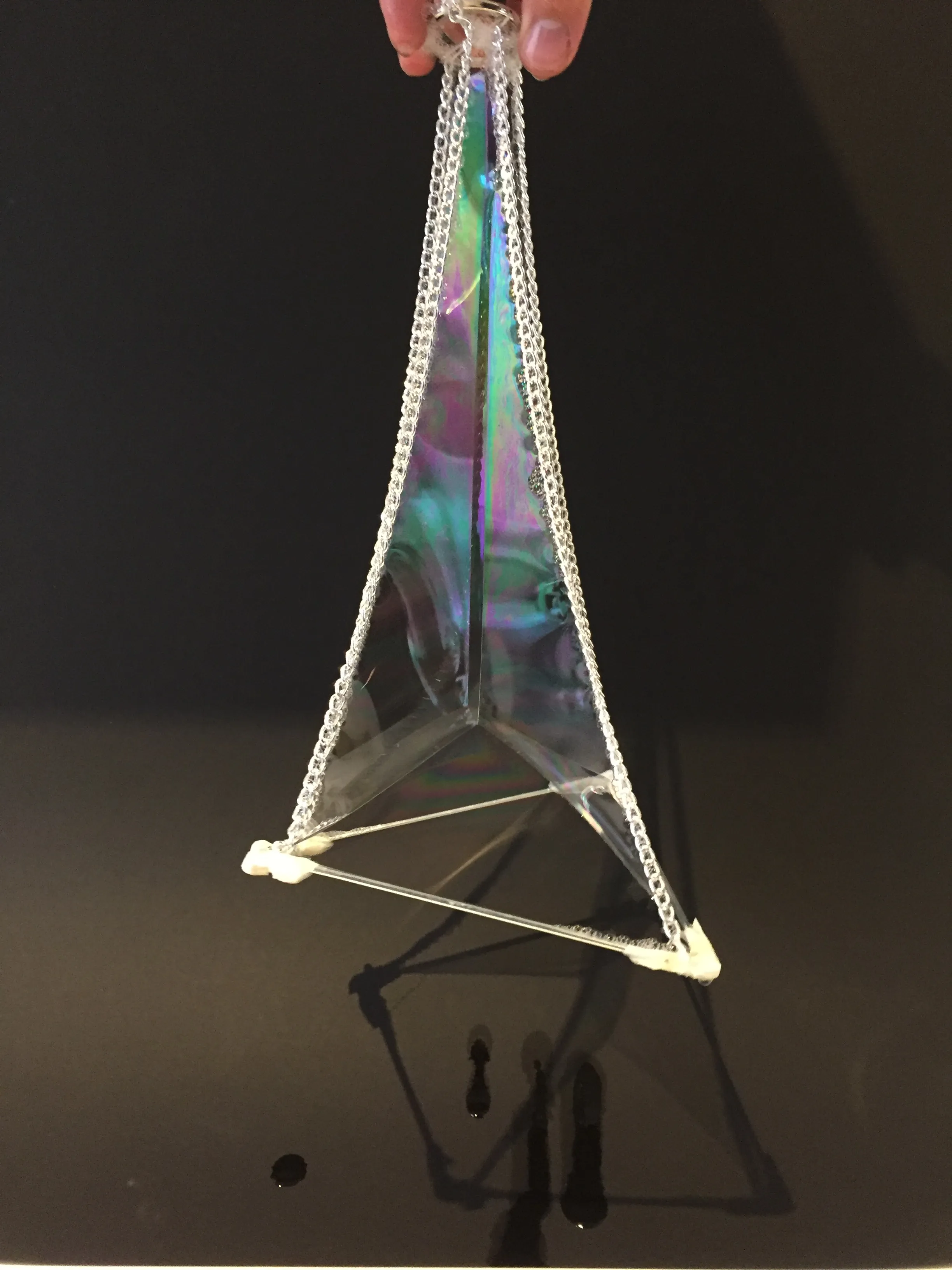 Filme de sabão formando uma catenária piramidal em armação de arame