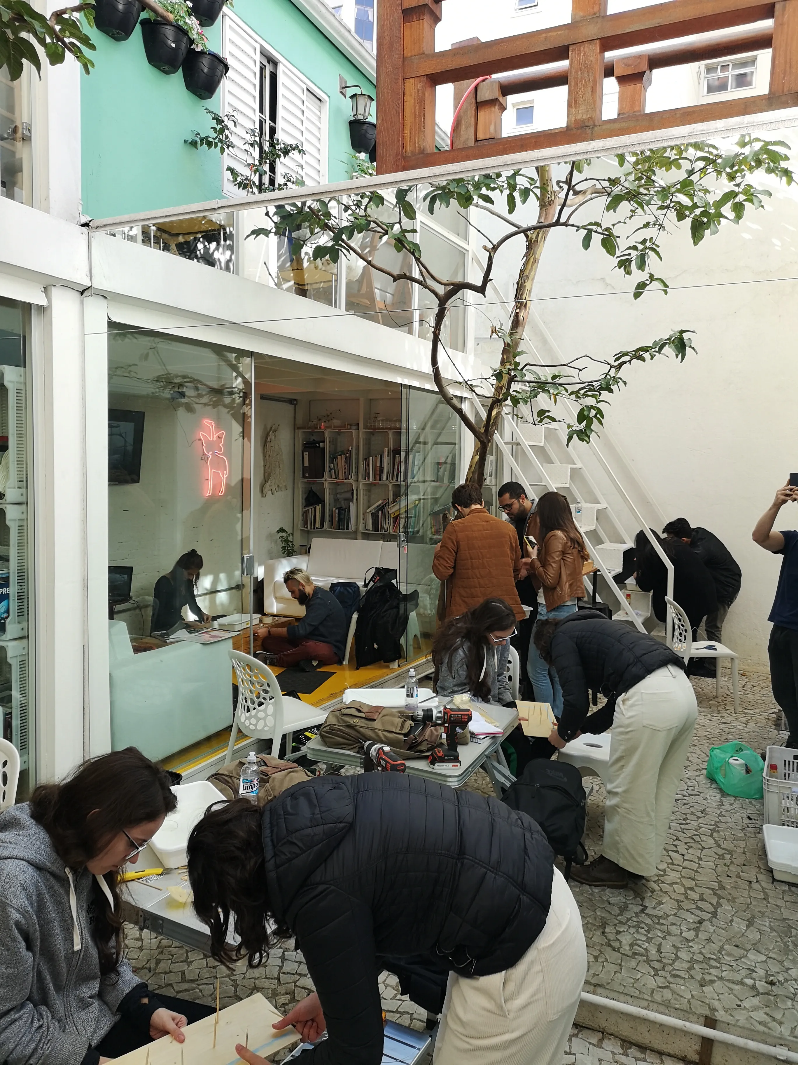Participantes no pátio do atelier durante os experimentos de busca pela forma