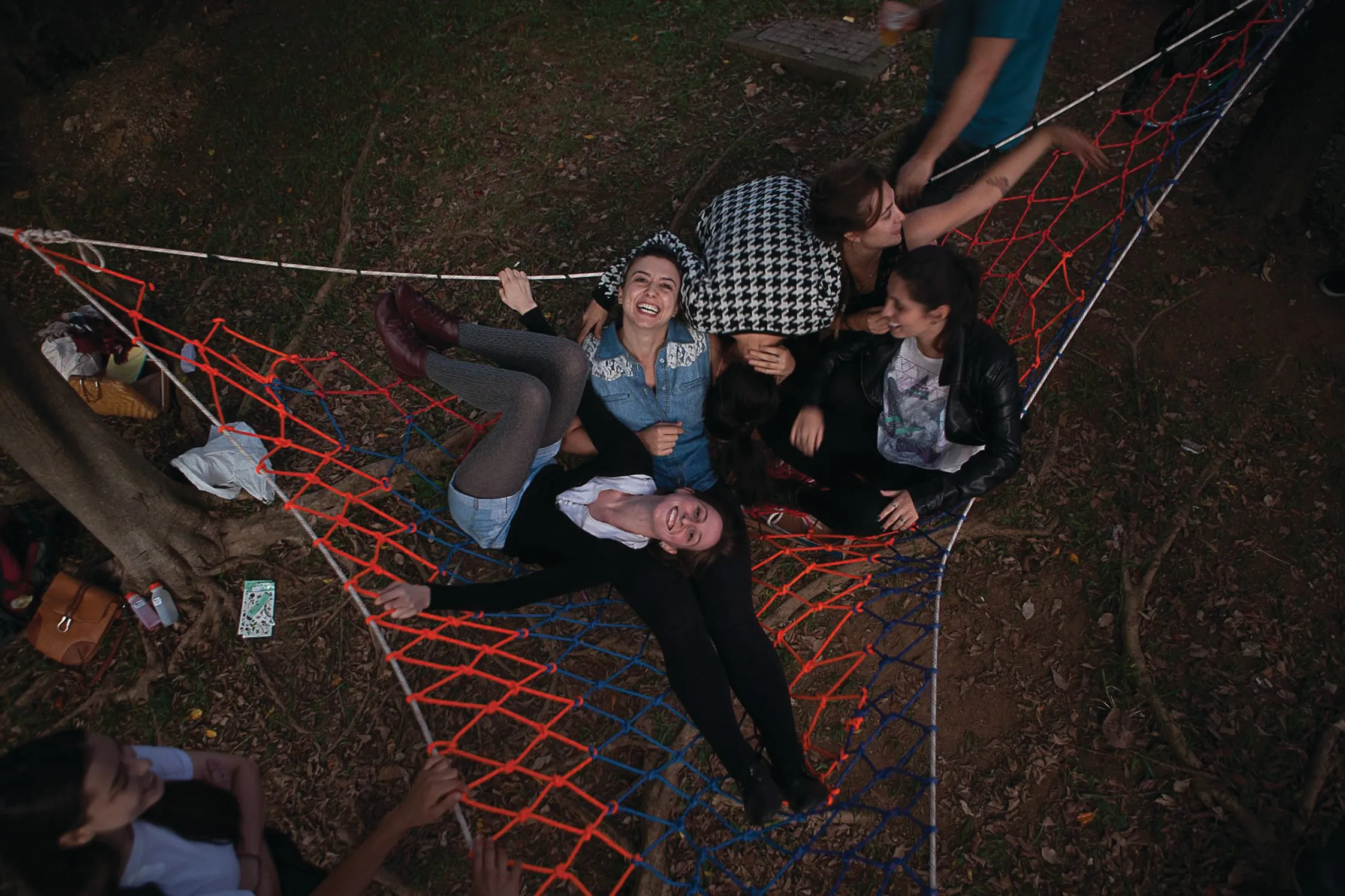 Team an der fertigen Installation