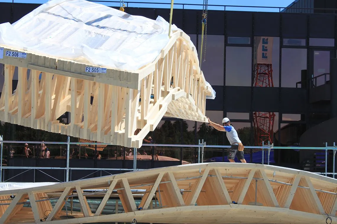 Figure 09 - The Sequential Roof: Manual on-site assembly process (Gramazio Kohler Research, ETH Zurich, 2014).