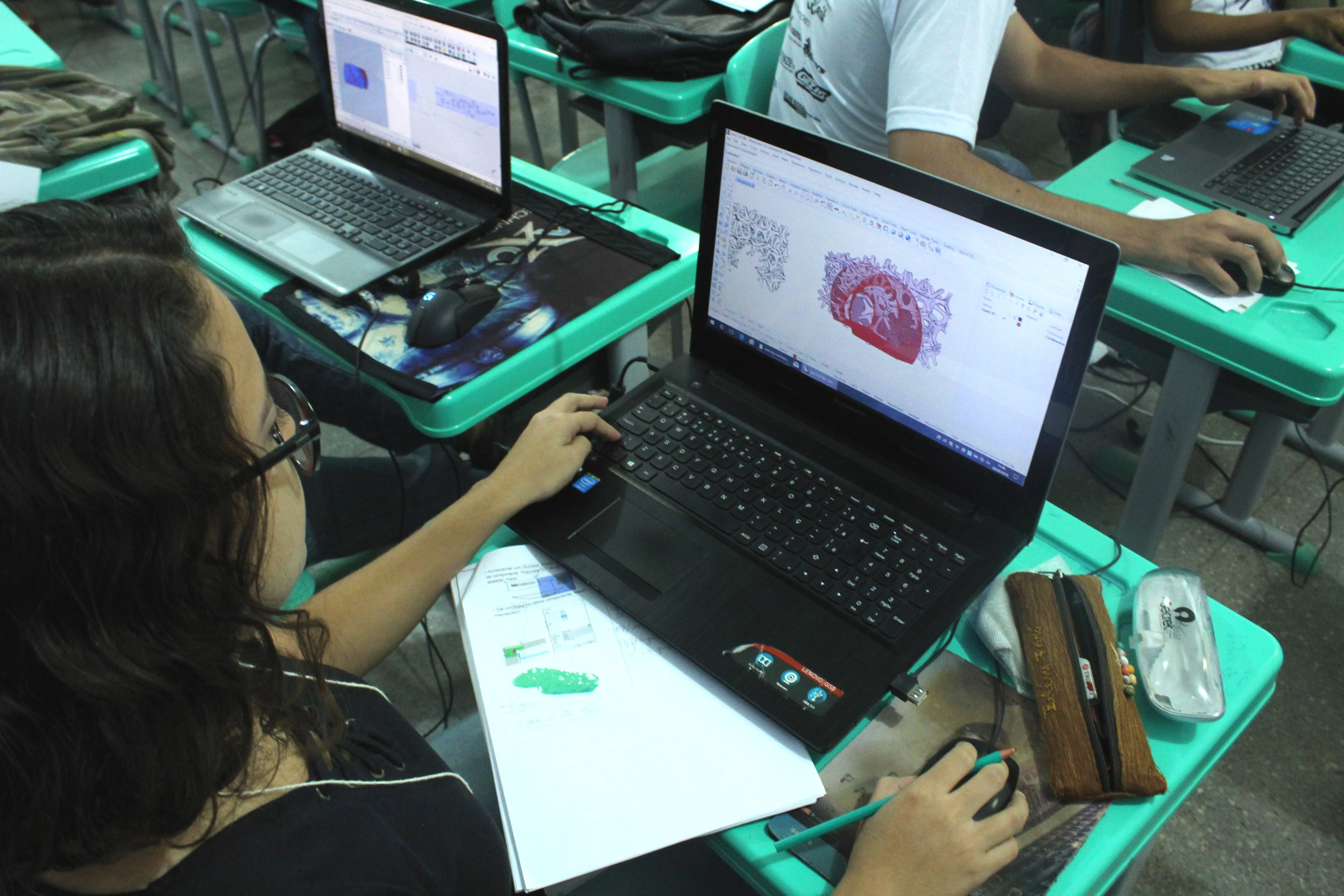 Student working on a Grasshopper definition, creating a tunnel-like structure with the Exoskeleton plugin.