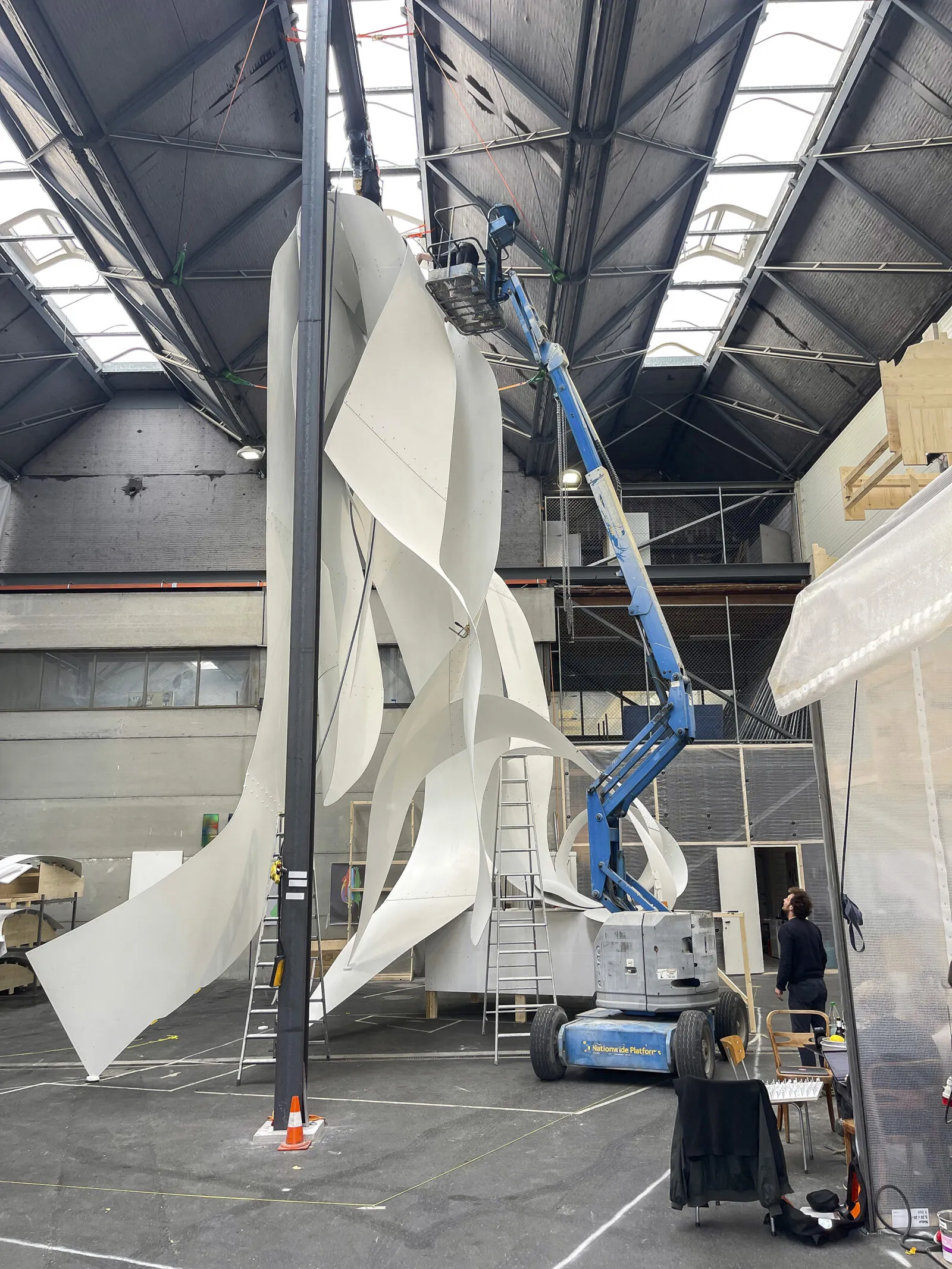Montage-Test in einer der Lagerhallen der Kunstgiesserei.