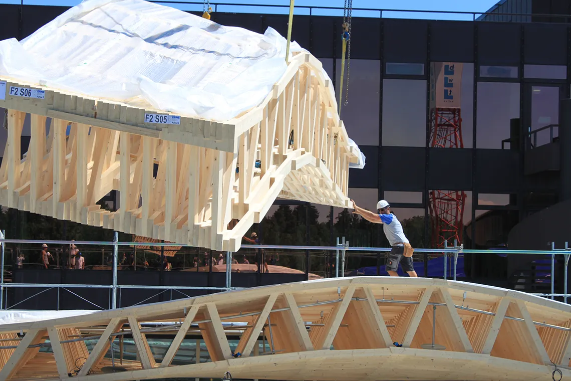 Figura 09 - The Sequential Roof: Processo de montagem manual no canteiro (Gramazio Kohler Research, ETH Zurich, 2014).