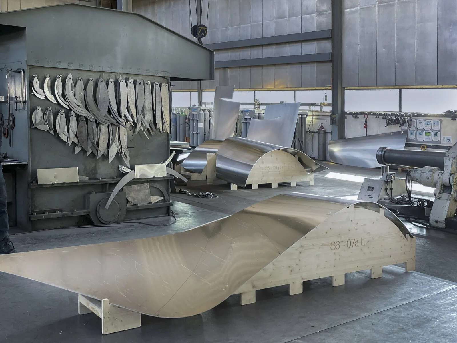 Photo of the setup to bend steel plates and check the curvature.
Setup to bend steel plates and check the curvature.
©Kunstgiesserei