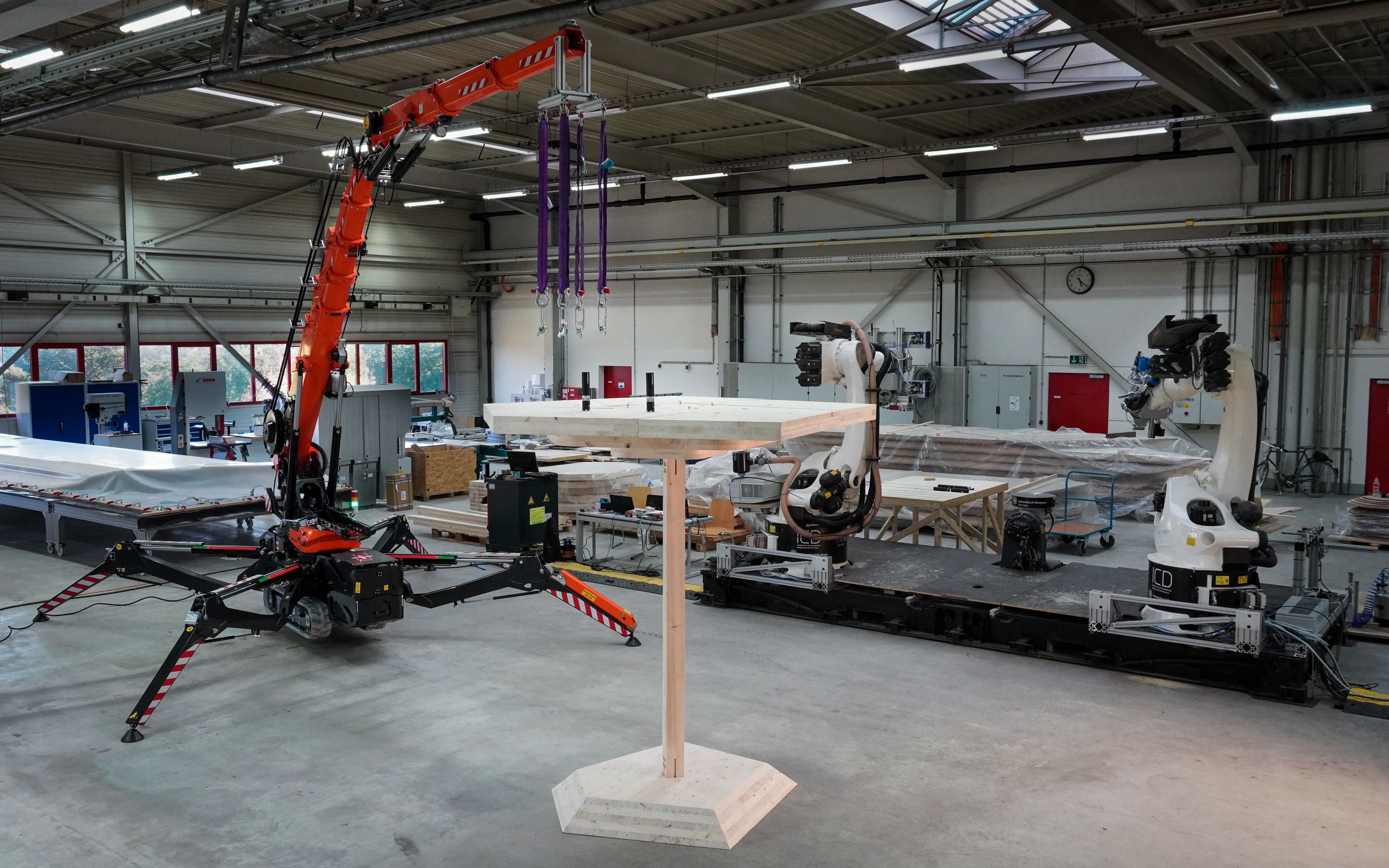 Abbildung 65 – Demonstriertes Baustellen-Setup: mobile Roboterplattform (TIM), Spinnenkran und das maßgeschneiderte Gerät.