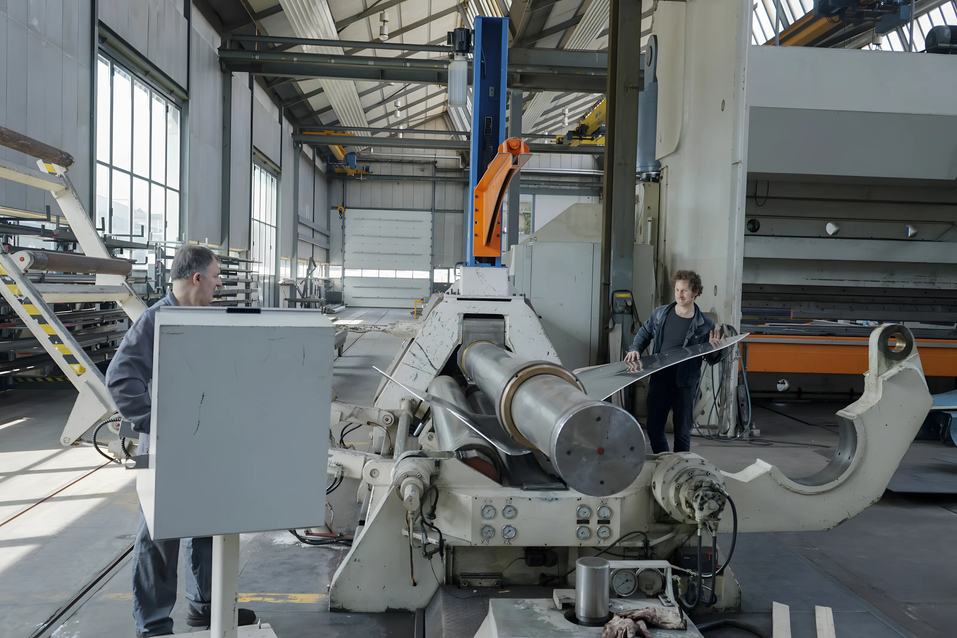 Configuração para dobrar chapas de aço e verificar a curvatura